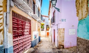 Grenada-st george-straatje-gekleurde huizen