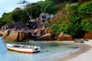 seychellen-victoria-mahe-strand-boot-rotsen