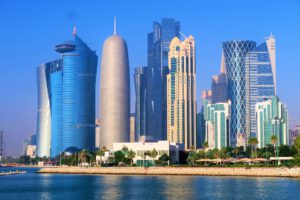 qatar-doha-wolkenkrabbers-gebouwen-architectuur-strand-water